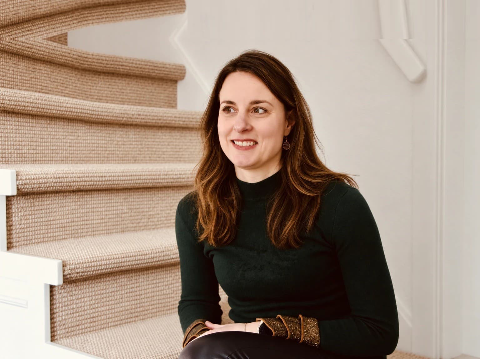 Mirjam Slokker, zittend op een trap